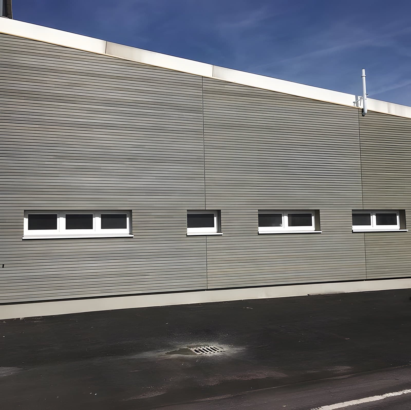 Nachher: Neue Holzfassade mit Holzfaserdämmung